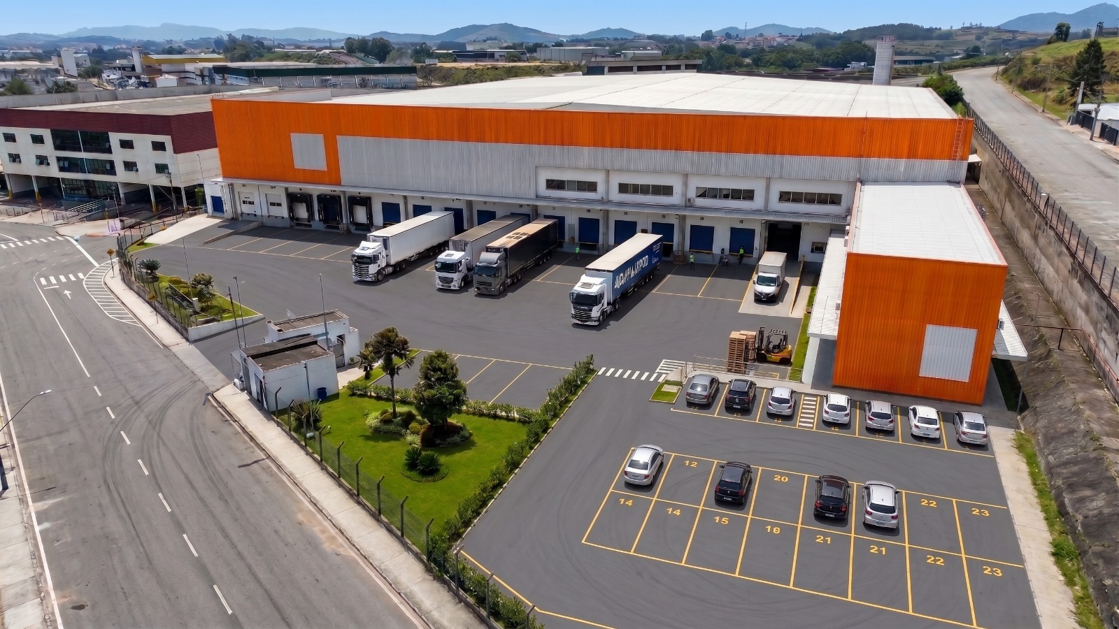 Vista aérea da unidade Santa Rita com docas, caminhões e estacionamento